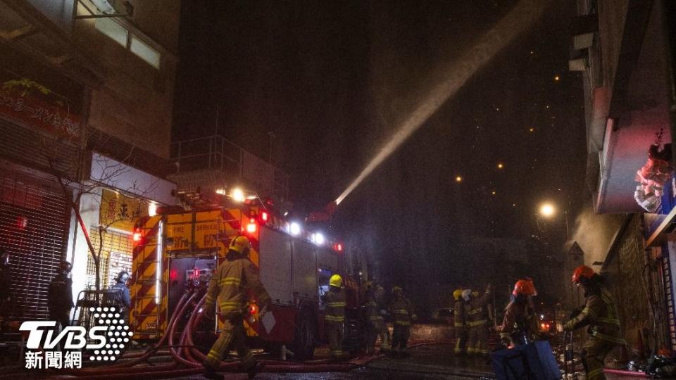 香港尖沙咀中間道一處施工大樓遭遇火災，大批消防人員進駐、並兩度提高警戒等級。（圖／達志影像美聯社）