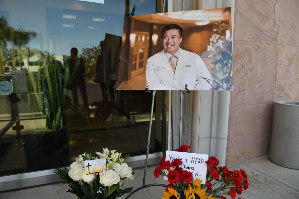 鄭醫師工作的診所外，擺滿鮮花，上面寫著你是一名英雄。（AFP）