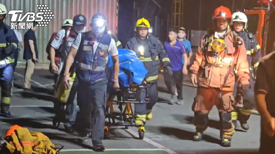 屏東工廠惡火釀百人傷亡，4名消防員命喪火窟。（圖／TVBS）