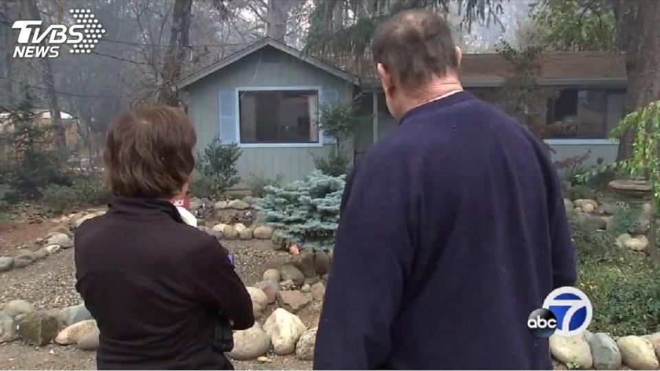 倖存的老爺爺站在房子前方受訪。圖／翻攝自abc30.com