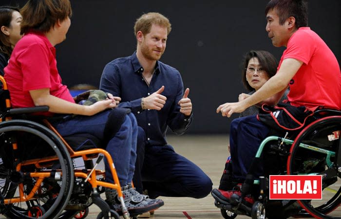 El príncipe Harry muestra su lado más solidario antes de animar a Inglaterra en la final de rugby de Japón