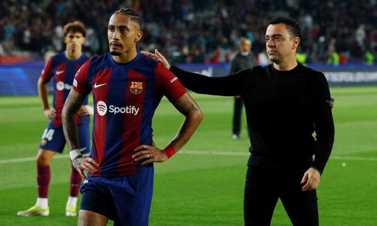 <span>Xavi consoles Raphinha after the defeat by Paris Saint-Germain.</span><span>Photograph: Albert Gea/Reuters</span>