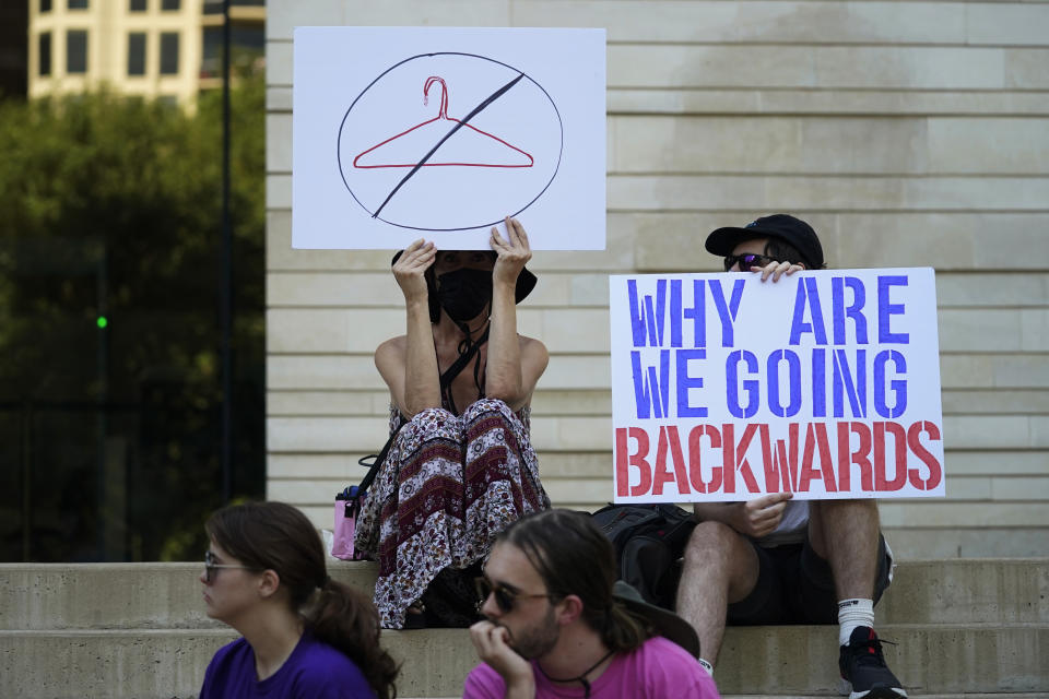 Manifestantes se reúnen en la corte federal tras la decisión de la Corte Suprema de anular el fallo Roe vs. Wade, el viernes 24 de junio de 2022, en Austin, Texas. (AP Foto/Eric Gay)