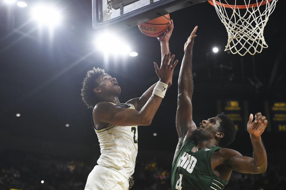 Michigan guard Kobe Bufkin, left, drives to the basket against Ohio forward Dwight Wilson III in overtime of U-M's 70-66 overtime win on Sunday, Nov. 20, 2022, at Crisler Center.
