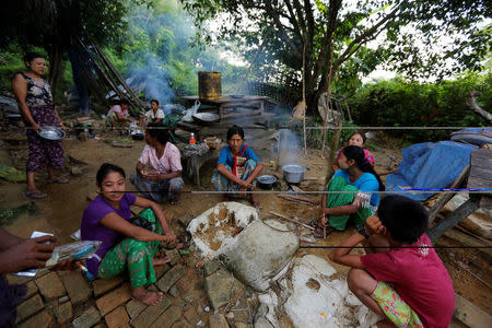 Ethnic Rakhine people who fled from Maungdaw after Arakan Rohingya Salvation Army (ARSA) had attacked, cook their meal at Buthidaung, Myanmar August 28, 2017. RETUERS/Soe Zeya Tun