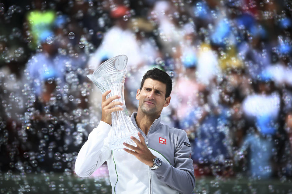 El serbio Novak Djokovic posa con su trofeo tras vencer en la final del Masters de Miami al español Rafael Nadal en Key Biscayne, Florida, el domingo 30 de marzo de 2014. Djokovic superó a Nadal 6-3, 6-3 para llevarse su cuarto título del torneo. (Foto AP/J Pat Carter)