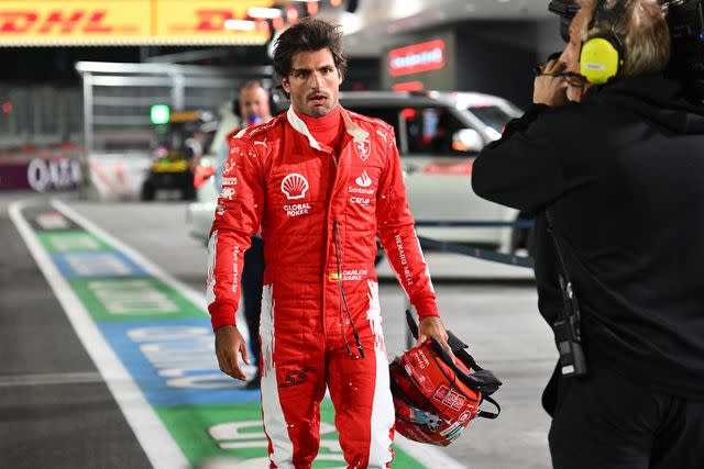 <p>ANGELA WEISS/AFP via Getty Images</p> Carlos Sainz returns to the pit at the Las Vegas Formula One Grand Prix practice session