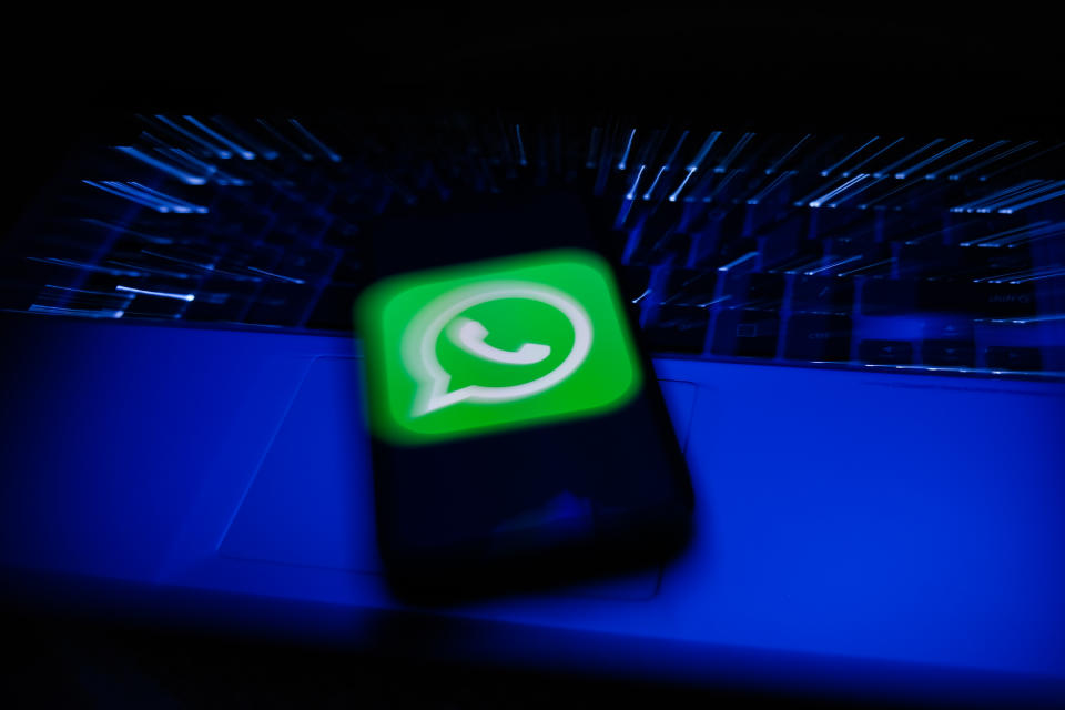 Si no quieres que espíen tus conversaciones, debes conocer estas pautas básicas para configurar WhatsApp de manera que tu privacidad esté a salvo (Foto: Jakub Porzycki/NurPhoto via Getty Images)