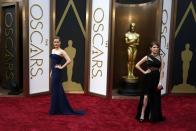 Actress Amy Adams (L) and presenter Anna Kendrick arrive at the 86th Academy Awards in Hollywood, California March 2, 2014. REUTERS/Lucas Jackson (UNITED STATES TAGS: ENTERTAINMENT) (OSCARS-ARRIVALS)