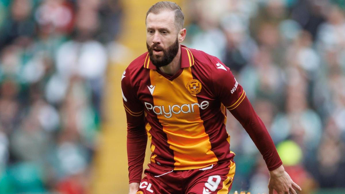 Motherwell striker Kevin Van Veen signs for Dutch side Groningen