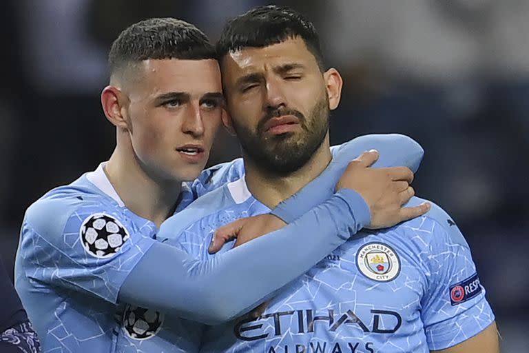 Phil Foden consuela a Sergio Aguero, después de la final de la Champions League que Chelsea le ganó a Manchester City en Porto, Portugal.