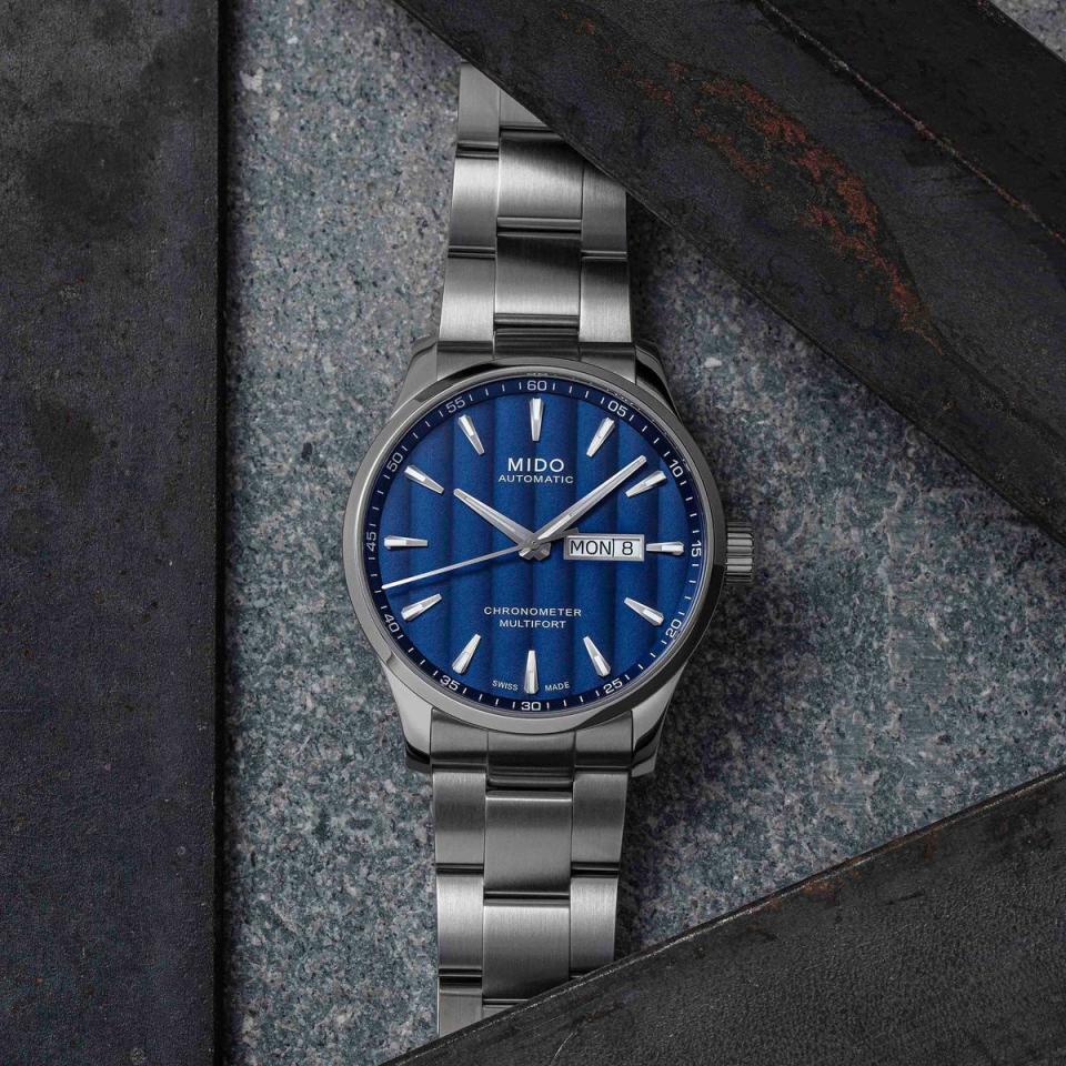 全新Multifort Chronometer先鋒系列天文台認證矽游絲腕錶藍面版，42mm不鏽鋼錶殼ㄔ，裝載Caliber 80上鏈機芯，定價NT$40,400。