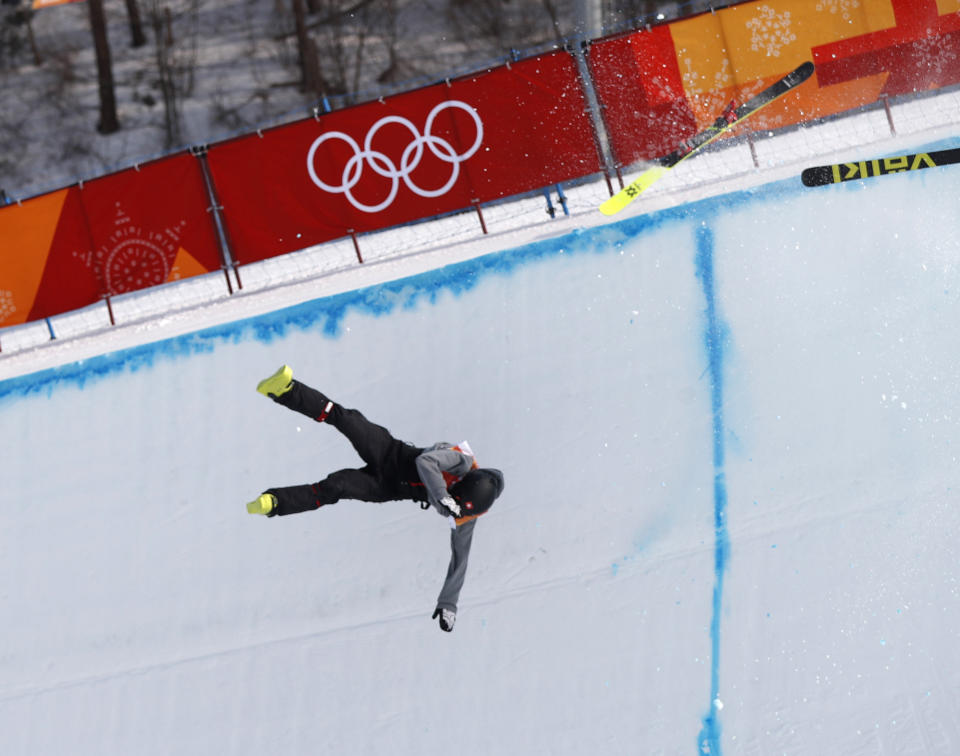 Joel Gisler falls after crashing during the halfpipe event.&nbsp; (Photo: Issei Kato / Reuters)