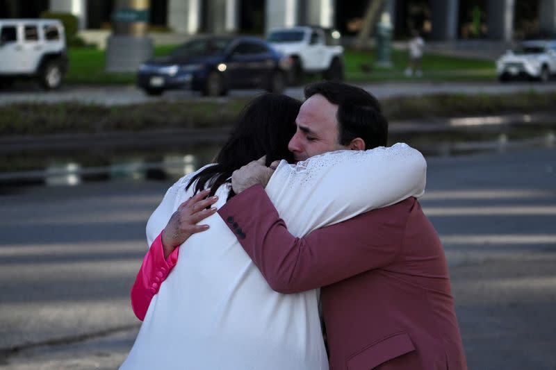 Carlos González, cantante, abraza a un feligrés tras el tiroteo en la iglesia Lakewood del evangelista Joel Osteen en Houston, Texas