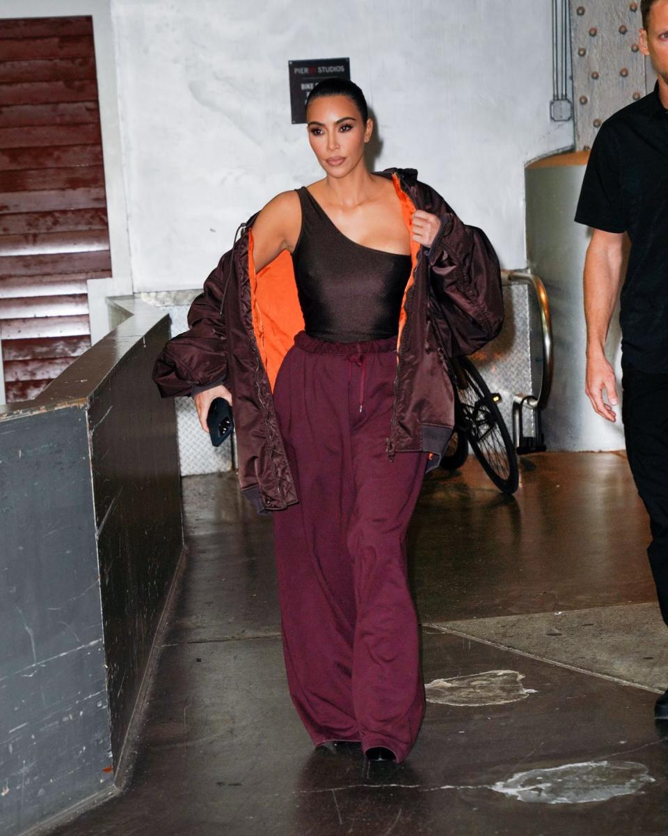 Kim Kardashian 穿上 Balenciaga。