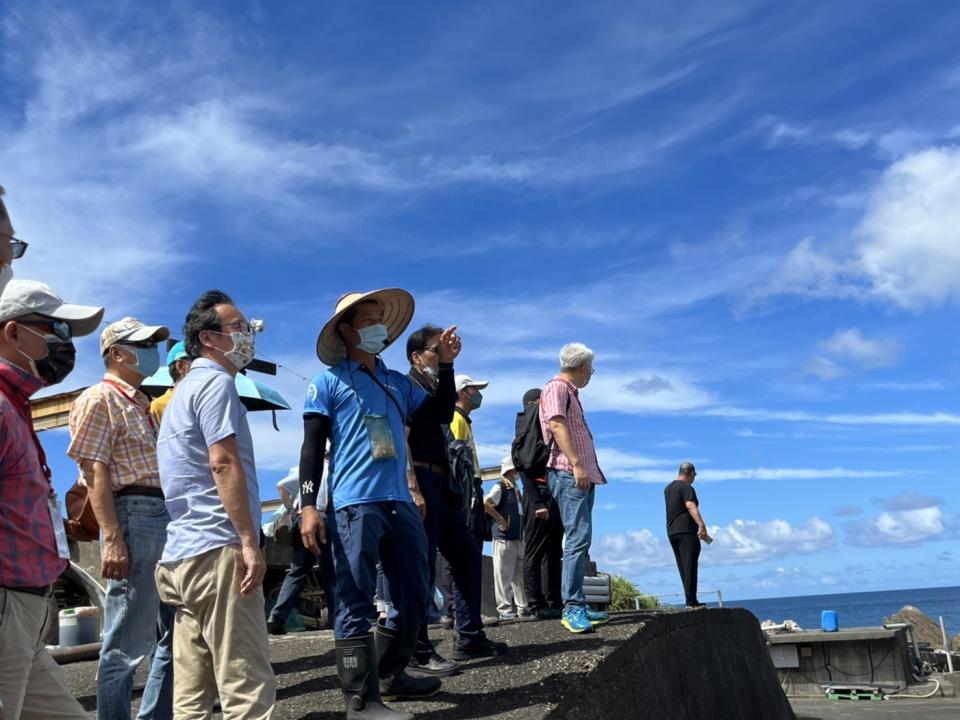 新北觀旅局長楊宗珉與踩線團業者一起走訪貢寮，力推深度體驗遊。（新北市觀旅局提供）