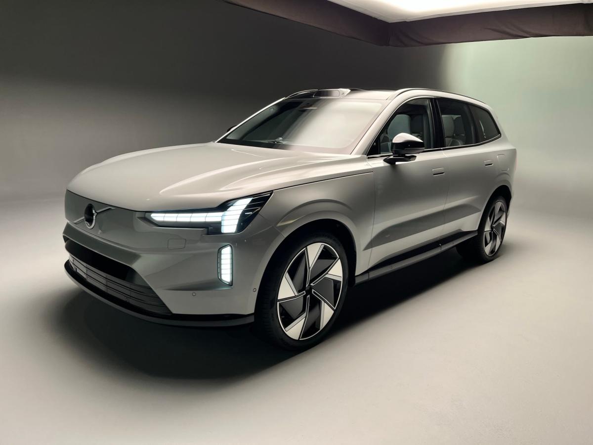 Volvo's 2024 EX90 Electric SUV Has 16 Sensors, 8 Cameras, Impressive