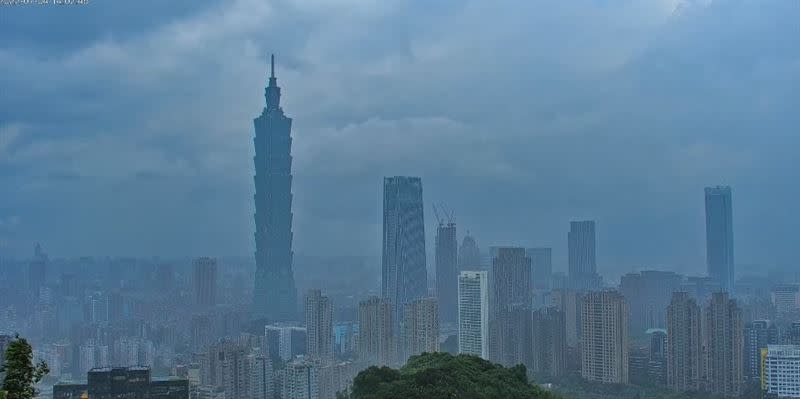 午後雨彈狂炸，台北101整棟消失在監視器畫面中。（圖／翻攝自台北市觀傳局「象山看台北-4K即時影像」）