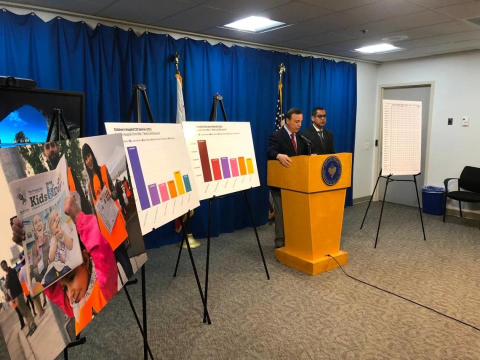 Durante una rueda de prensa el miércoles 20 de marzo, los concejales de Fresno Garry Bredefeld (izquierda) y Miguel Arias piden al procurador general de California, Rob Bonta, que investigue al Valley Children's Hospital.