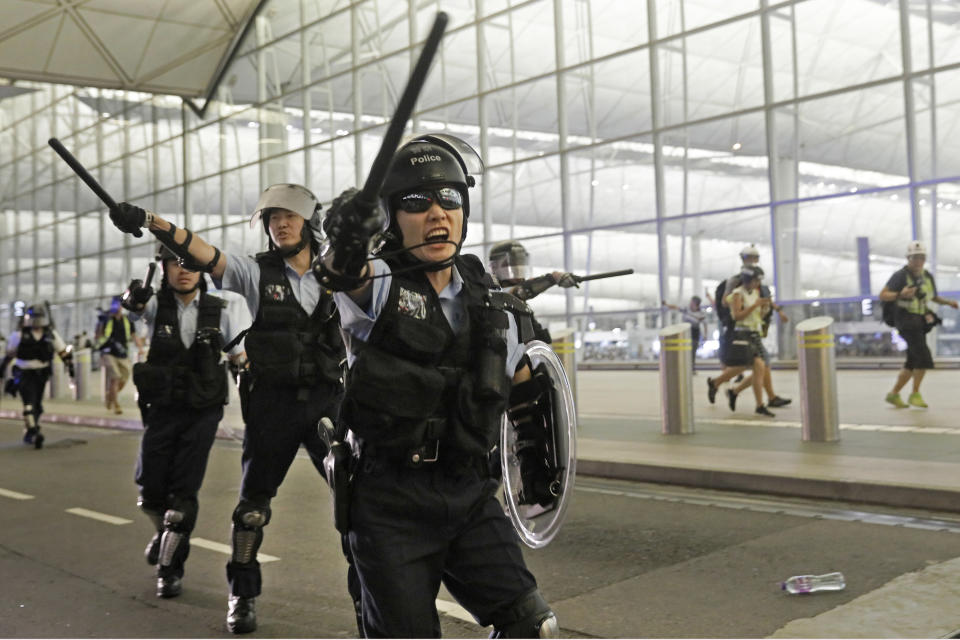 15 fotos que muestran la violencia de los enfrentamientos entre policía y manifestantes en el aeropuerto de Hong Kong