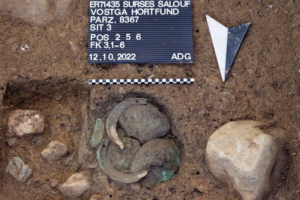 The treasure, still partially buried. ADG/Photo from the Archaeological Service of Graubünden