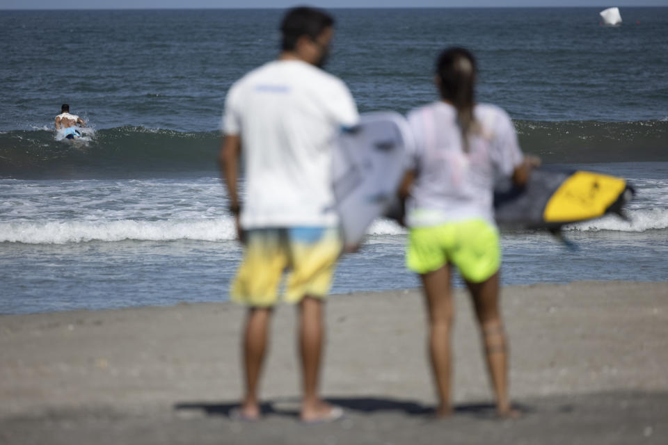 Italo Ferreira de Brasil, a la izquierda, entrena en la playa Tsurigasaki para los Juegos Olímpicos de Tokio en Ichinomiya, Japón, el 20 de julio de 2021. (Alexandra Garcia/The New York Times)