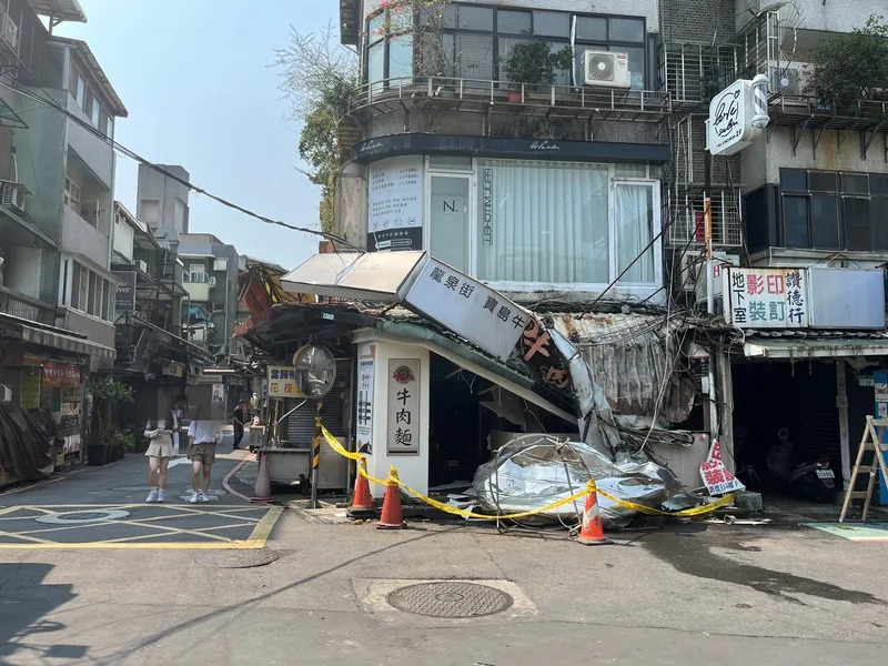 台北市師大夜市內有公寓頂樓水塔從高空掉落地面，砸毀一樓的牛肉麵店門口，幸無人受傷。 （翻攝畫面） 中央社記者劉建邦傳真  113年4月3日