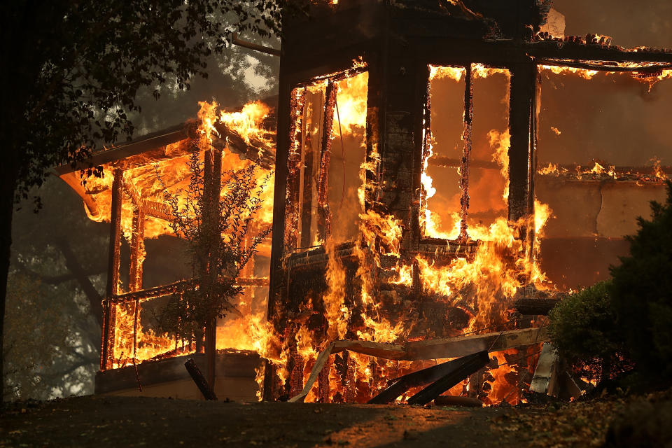 <p>Début octobre, de multiples incendies se déclarent en Californie, aidés dans leur progression par des vents violents. Des dizaines de milliers d’hectares de forêt partent en fumée alors que plusieurs milliers de constructions s’embrasent. Surtout, ces incendies gigantesques ont fait 42 morts et des centaines de blessés. (Photo AFP) </p>