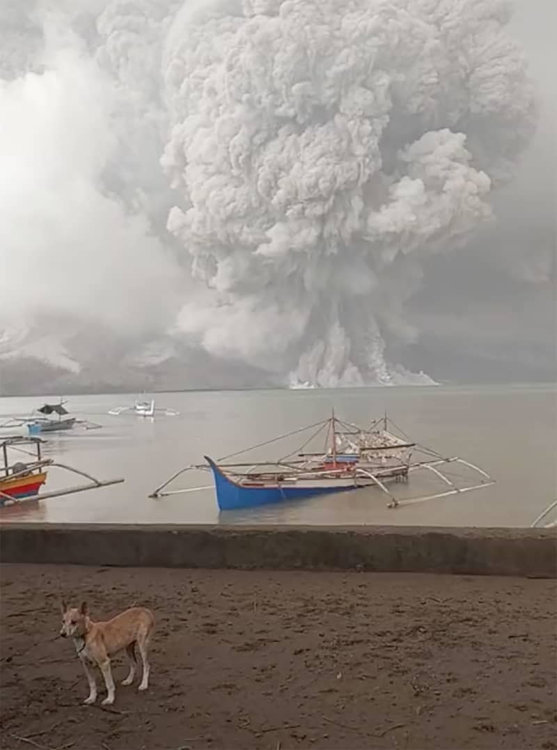 A view of Ruang volcano eruption in Tagulandang village, Sitaro regency, North Sulawesi, Indonesia. (best quality available) Sijori Images/Sijori Images via ZUMA Press/dpa