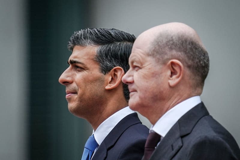 German Chancellor Olaf Scholz (R) welcomes UK Prime Minister Rishi Sunak with military honours in front of the Federal Chancellery during his official visit. Kay Nietfeld/dpa