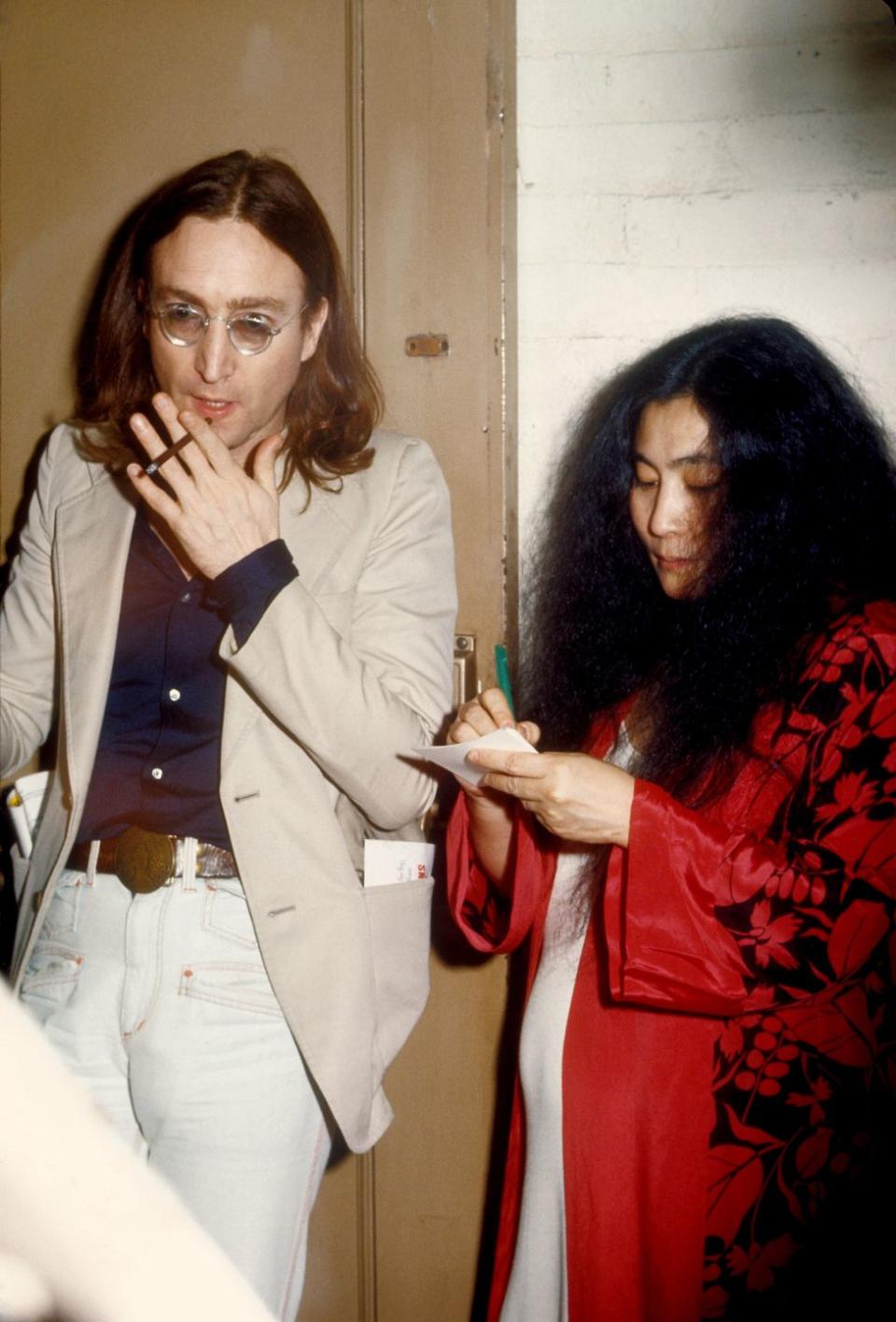 <p>Yoko Ono throws a fashionable kimono robe on over her expectant bump.</p>