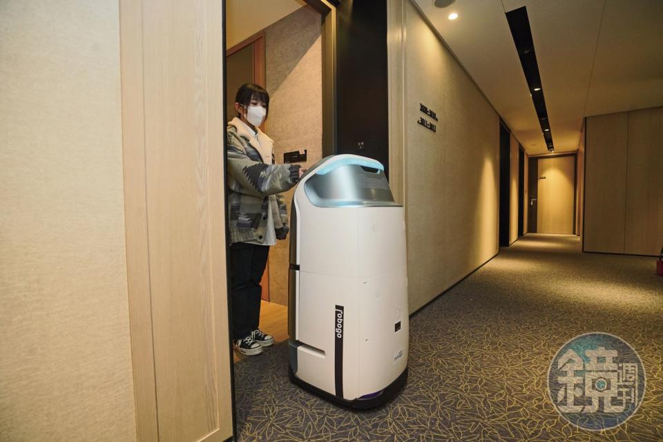 知名連鎖旅館品牌雀客，已積極在全台服務據點，導入客房服務機器人與智能報到機台。