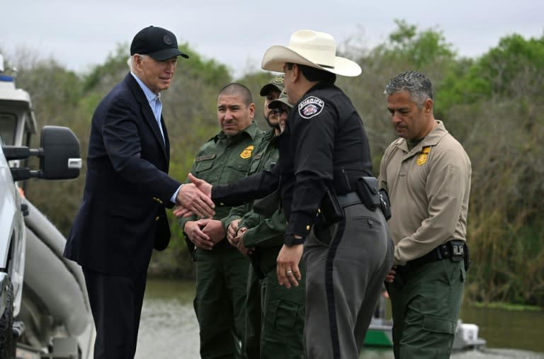 El presidente estadounidense Joe Biden en una visita a la frontera entre Estados Unidos y México, en Texas, en febrero de 2024 (Jim WATSON)