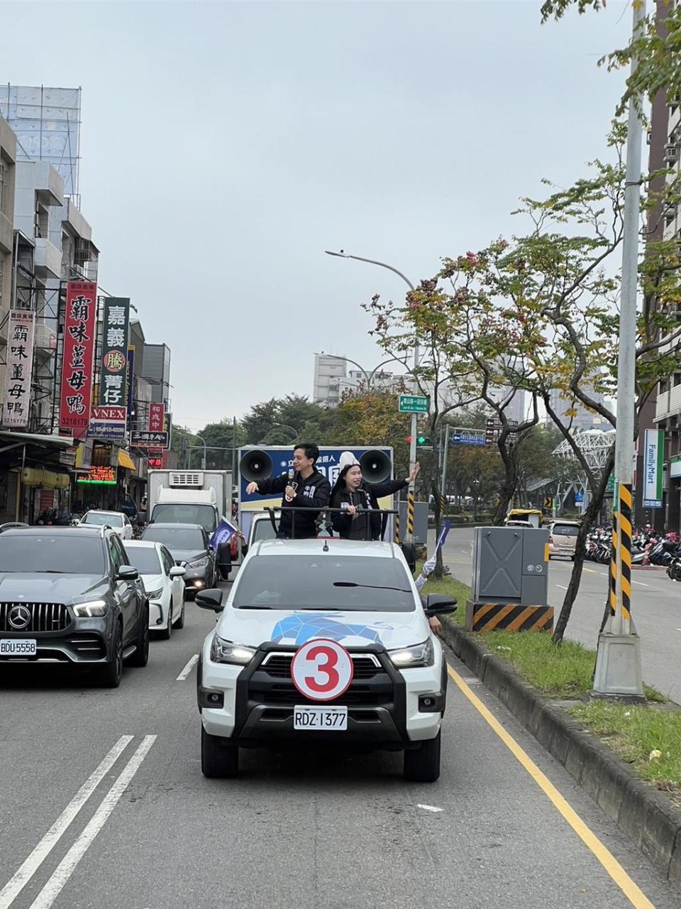 牛煦庭今日於蘆竹區全日車掃，請出「太座」助陣，民眾也紛紛都紛紛對他比出「OK」的3號手勢，高喊加油。(蔡依珍攝)