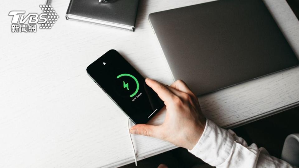 手機充電五不原則務必當心。（示意圖，與本案無關／shutterstock達志影像）