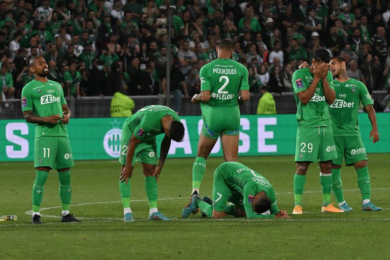 El Auxerre venció al Saint-Etienne. Los hinchas de este último invadieron el campo de juego y agredieron a jugadores rivales y chocaron con la policía.