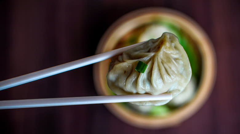 Steamed soup dumping and chopsticks