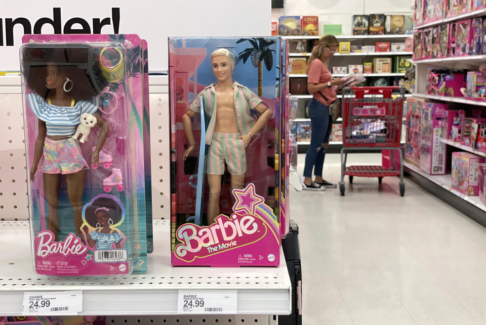 SAN RAFAEL, CALIFORNIE - 25 JUILLET : un client achète des produits Barbie dans un magasin Target le 25 juillet 2023 à San Rafael, Californie.  Les détaillants du monde entier constatent une augmentation des ventes de vêtements et d'accessoires influencés par Barbie alors que le nouveau film établit des records au box-office.  Le film Barbie a rapporté 155 millions de dollars au cours des trois premiers jours de vente de billets au niveau national.  (Photo de Justin Sullivan/Getty Images)