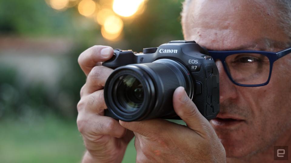 <p>Canon EOS R7 mirrorless APS-C camera review</p>
