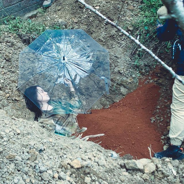 王真琳在拍埋屍戲時，工作人員替她做了許多保護措施。（圖／翻攝自王真琳IG）