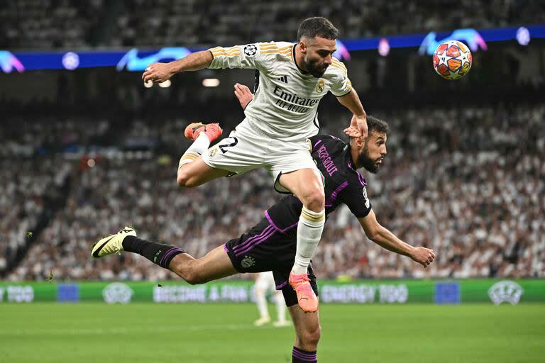 Dani Carvajal salta para anticiparse a Noussair Mazraoui  