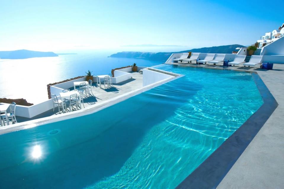 Oh Santorini, el mar Egeo y los volcanes. El hotel Grace Santorini supo planificar bien su pequeño paraíso y eligieron la estructura perfecta para tener una de las piscinas más hermosas del mundo.