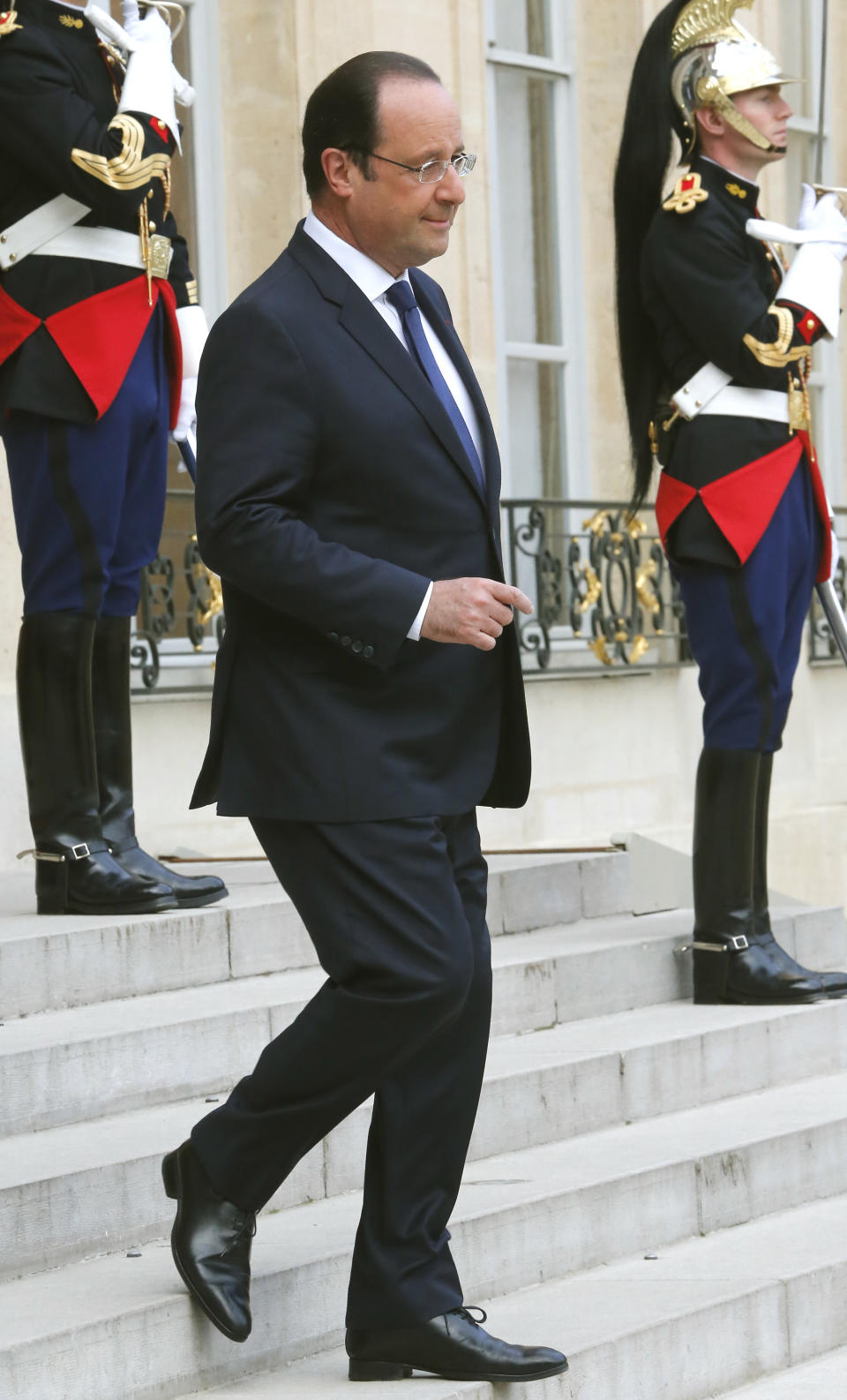 French President Francois Hollande welcomes Polish Prime Minister Donald Tusk prior to their meeting at the Elysee palace in Paris, Thursday, April 24, 2014 (AP Photo/Jacques Brinon)