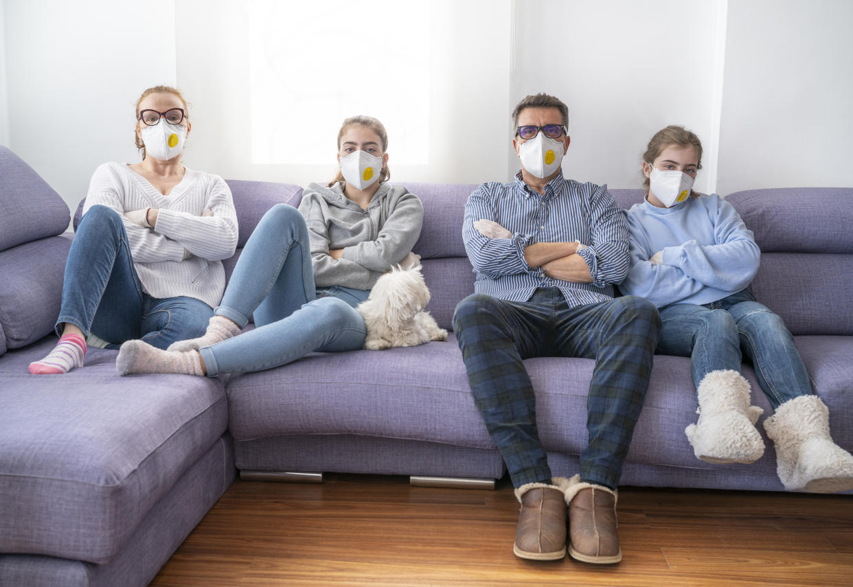 Estar juntos durante las 24 horas representa un desafío inédito para muchas familias. [Foto: Getty Creative]