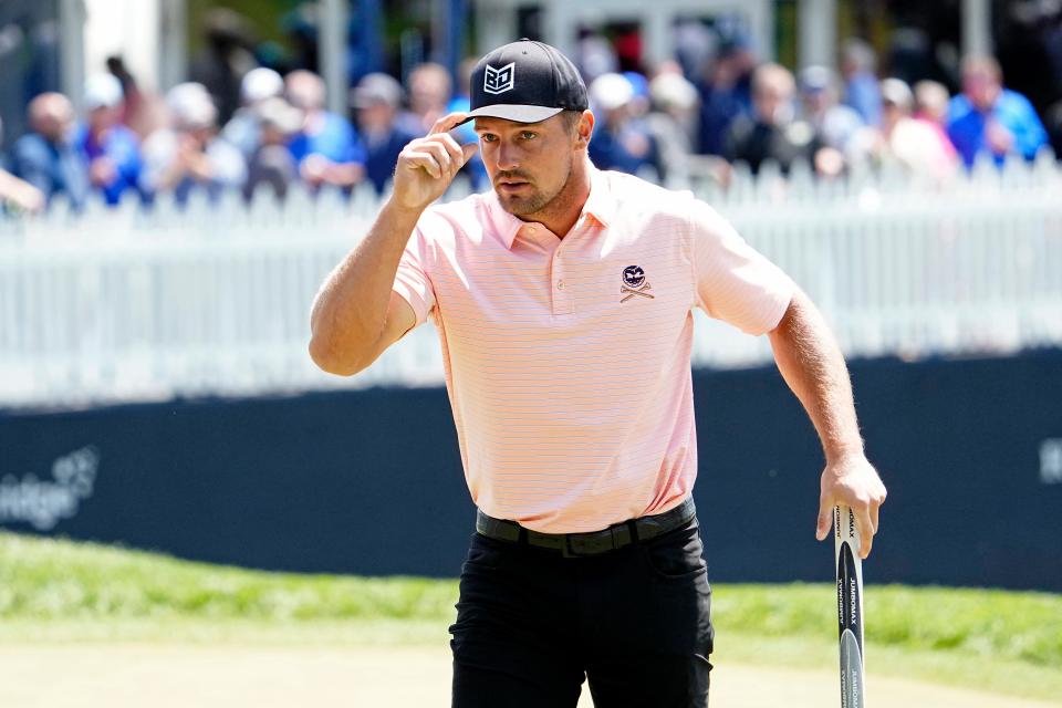 Bryson DeChambeau reacciona después de hundir un putt en el green 18 para completar su primera ronda 66 en Oak Hill.