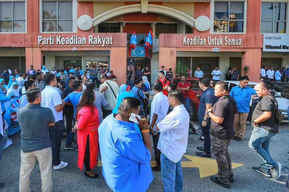 PKR supporters both in favour and against Zuraida Kamaruddin gather outside the party’s headquarters in Petaling Jaya January 18, 2020.
