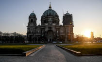 El sol sale tras la Catedral de Berlín (Alemania) en la mañana del 7 de abril. (Foto: Britta Pedersen / picture alliance / Getty Images).