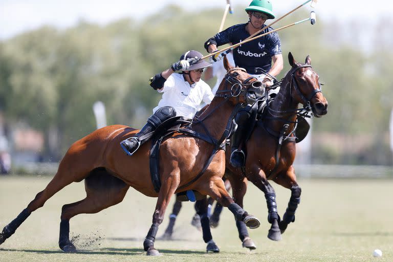 Lucas Monteverde (n.), de 15 años y 5 de handicap, va a fondo frente a Juan Britos, de La Ensenada; Lukín viene de ganar el Abierto de San Jorge y está protagonizando el de Jockey por La Dolfina.