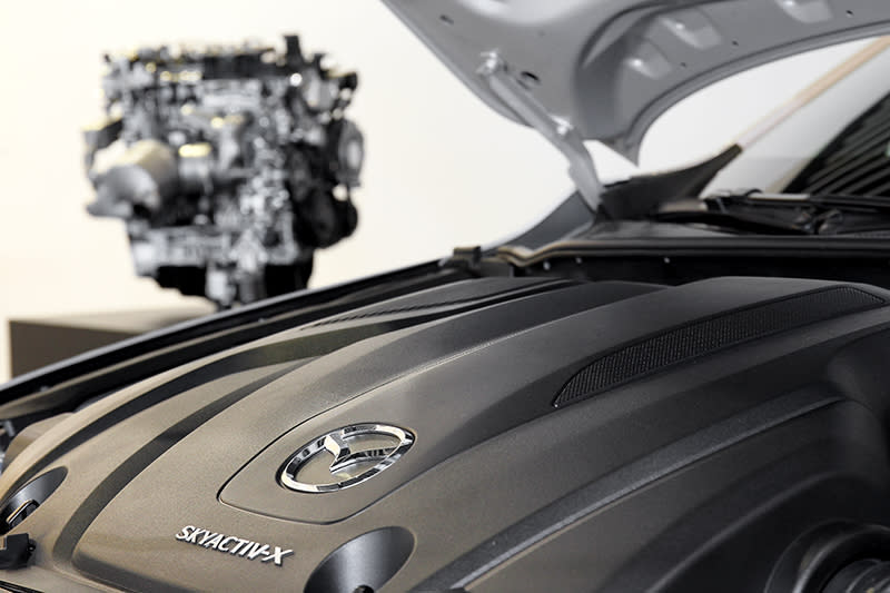 Mazda 3 e-Skyactiv X Edition SPCCI火花壓燃控制點火創造出15:1的超高壓縮比與和稀薄燃燒的雙模式效率，擁有180hp/22.9kgm輸出及17.2km/L平均油耗。