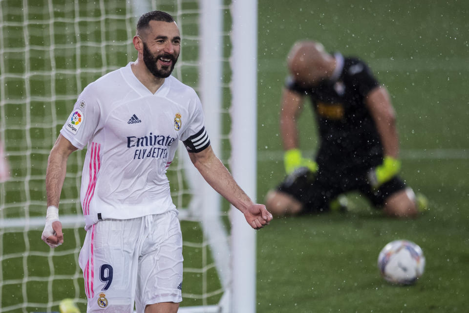 El francés Karim Benzema, del Real Madrid, festeja tras anotar ante el Eibar en un partido de La Liga española, disputado el sábado 3 de abril de 2021 (AP Foto/Bernat Armangue)